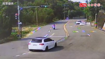 煞不住！900萬保時捷911GT3台3線猛撞 電線桿只剩鋼筋(民眾提供)