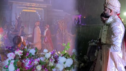 Indian Wedding Dance In Rain: Couple ने बारिश में लिए Saat Phere Video, Funny Reaction Viral