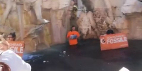 Aktivistler, tarihi çeşmeye kömür bazlı sıvı döktü