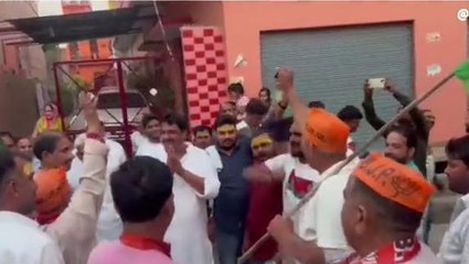 बीजेपी के &#039;झंडा-टोपी&#039; से एसपी प्रत्याशी की जय-जयकार, सपा नेता हुए गदगद
