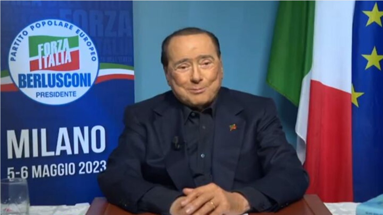 GALA VIDEO - PHOTO - Silvio Berlusconi fatigué : l’ancien premier ministre italien a pris la parole depuis l’hôpital