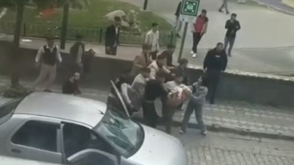 İstanbul'da otomboili parçalayıp bıçakla dehşet saçtılar