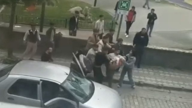 İstanbul'da otomboili parçalayıp bıçakla dehşet saçtılar