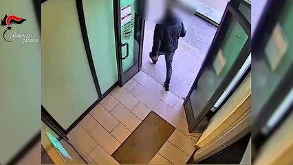 Catania, fallisce la rapina in banca ma va a segno nella sala bingo