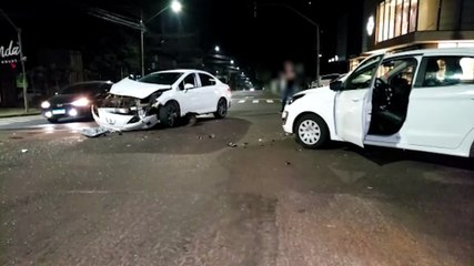 Peugeot 408 e Ford Ká se envolvem em forte colisão no centro