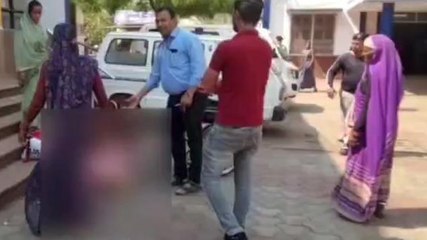 जिला अस्पताल की चौखट पर तड़पती रही प्रसूता, गेट पर दिया बच्चे को जन्म