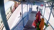 Watch Video: चलती ट्रेन में चढऩे के दौरान महिला बाल-बाल बची