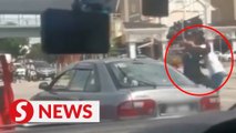 Viral video: Two men fighting at intersection near Ampangan