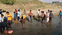 पत्रिका अमृतं जलम् अभियान : नदी में बने घाट की सफाई कर निकाला कचरा