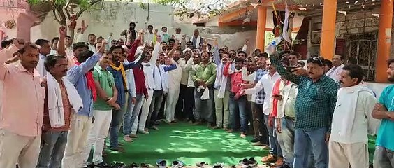 प्रदर्शन करते कर्मचारी