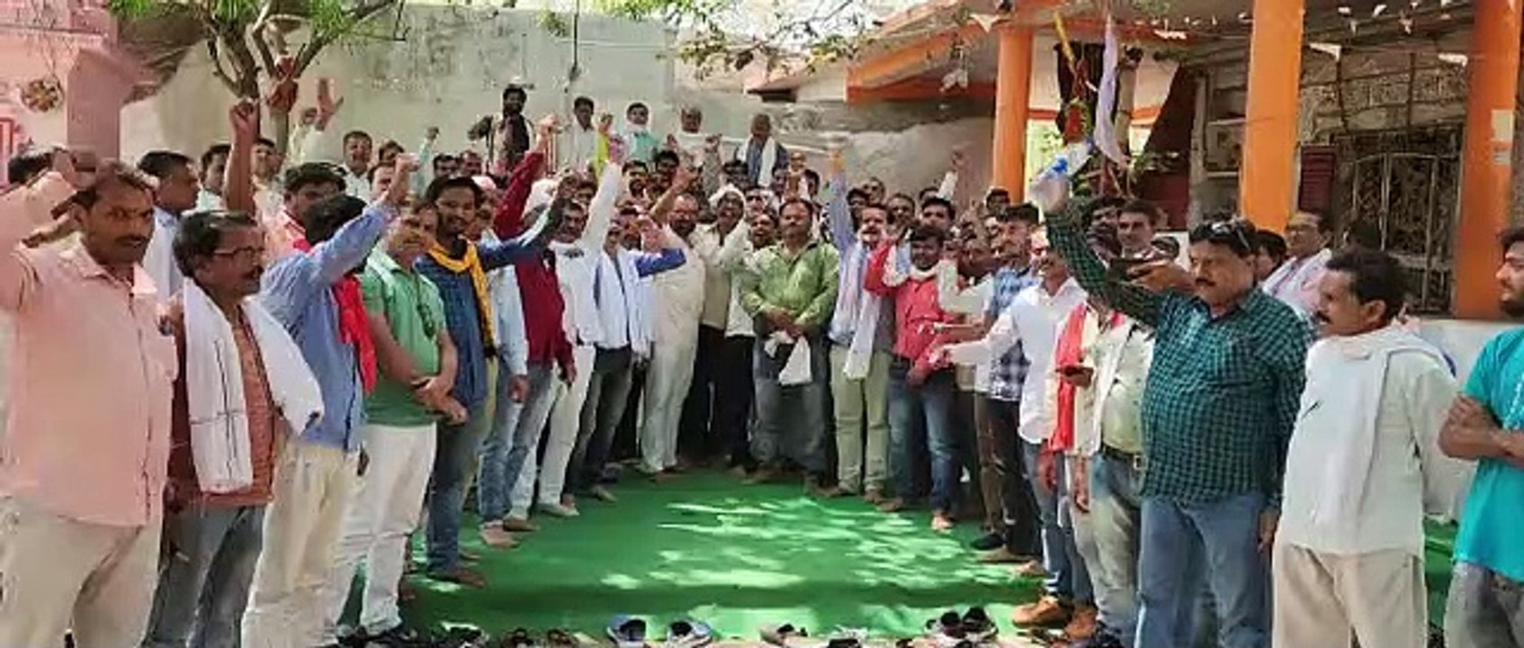 प्रदर्शन करते कर्मचारी