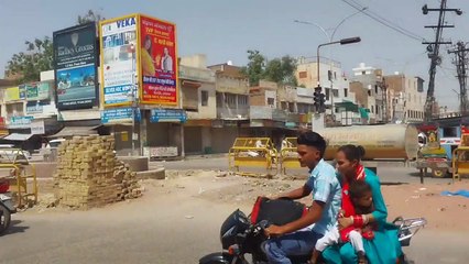 बीरबल चौक पर फंसी कार, लोगों ने बाहर निकाला