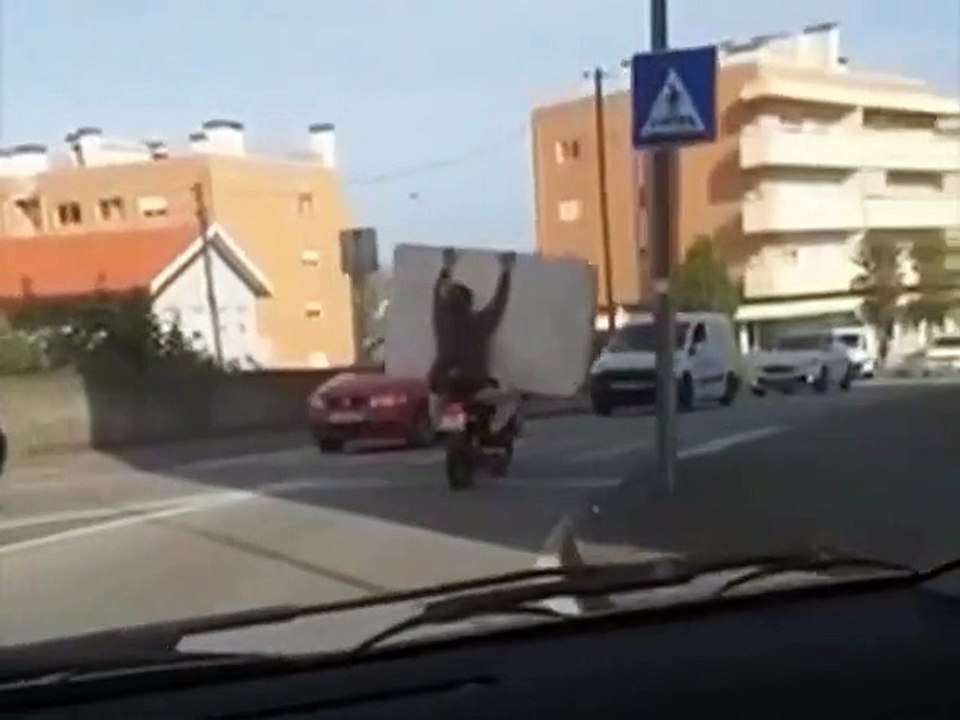 Transportam colchão pelo centro de Viana do Castelo… numa mota