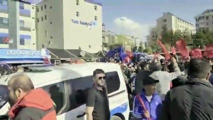 Erzurumlular protesto etti AKP'li belediye otobüslerini kaldırmak zorunda kaldı