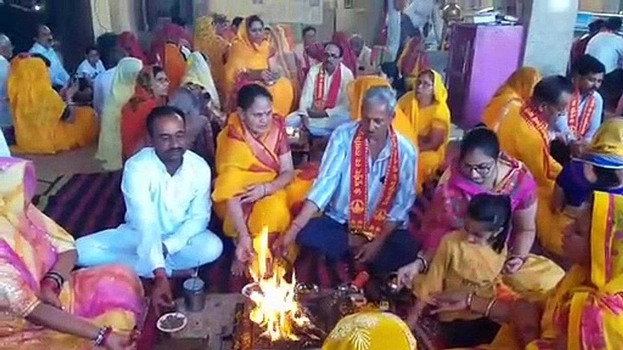गायत्री महायज्ञ में अर्पित की आहुतियां, प्रसाद...