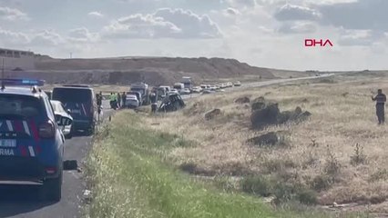 ŞANLIURFA'DA TIR İLE HAFİF TİCARİ ARAÇ ÇARPIŞTI 5 ÖLÜ, 1 YARALI