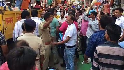 सीमेंट रोड पर नपा और पुलिस का संयुक्त अभियान