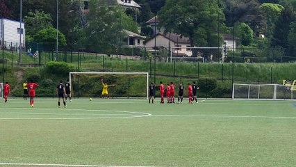 Le penalty de rachid transformé en 2 temps contre le gardien du FCVG