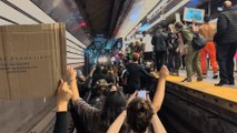 New York : des manifestants envahissent les voies du métro, cinq jours après la mort de Jordan Neely