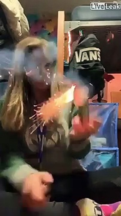Elle allume un feu d'artifice dans sa chambre... Mauvaise idée