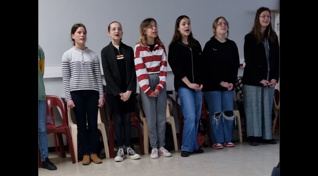 La chorale du collège a chanté Les Oubliés de Gauvain Sers avec passion et émotion