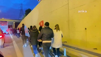 İstanbullular, İmamoğlu'nu karşılamak için Sabiha Gökçen Havalimanı'na gidiyor