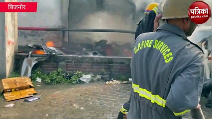 मारुति शोरूम में लगी आग, लग्जरी गाड़िया हुई खाक