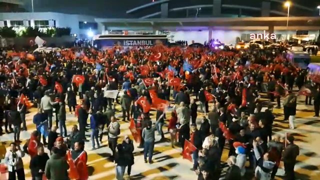 Sabiha Gökçen Havalimanı'nda Hak, Hukuk, adalet sloganları atılıyor