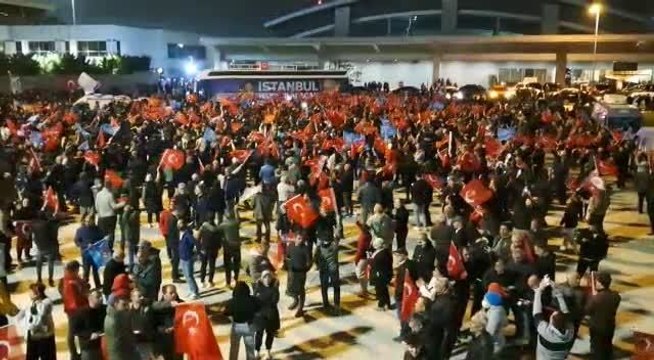 İstanbullular İmamoğlu'nu karşılamak için Sabiha Gökçen Havalimanı'na akın etti
