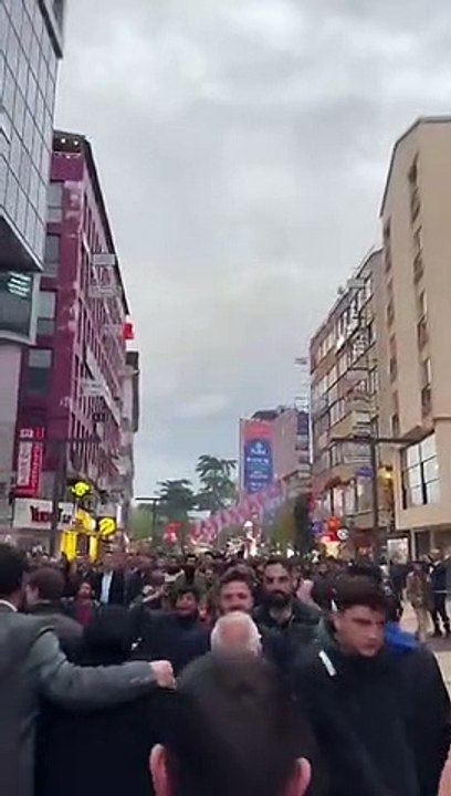 Trabzon'da CHP milletvekili adaylarının üstüne aralarında AKP İl Başkanı'nın da bulunduğu grup 'Recep Tayyip Erdoğan' sloganlarıyla yürüdü
