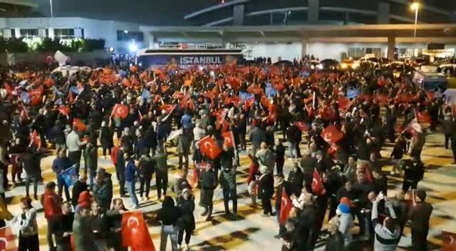 İstanbullular İmamoğlu'nu karşılamak için Sabiha Gökçen Havalimanı'na akın etti