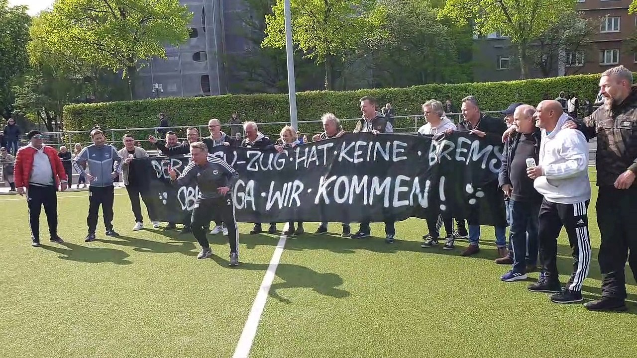 Jassi Huremovic feiert die Meisterschaft mit den Anhängern!