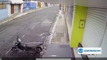 Câmera flagra momento exato em que criminoso furta motocicleta em Arapiraca