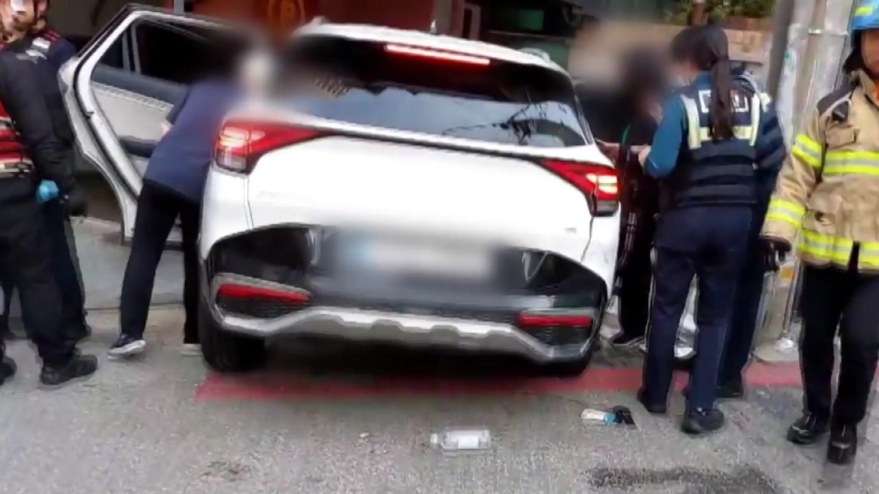 SUV 건물 외벽으로 돌진...60대 열차에 치여 숨져 / YTN
