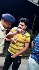 देखें वीडियो...रतलाम स्टेशन पर एएसआई को जबरन उतारा गया ट्रेन से