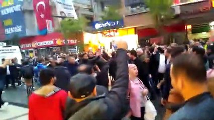 İstanbul Büyükşehir Belediye Başkanı Ekrem İmamoğlu, İstanbul’a döndü ve havalimanında toplanan kalabalığa Erzurum’da yaşananları anlattı. İmamoğlu, “Havalimanına geçtim. Giderken bize topu topu bir trafik polisi eşlik etti. Emniyet müdürü nasıl bir talim