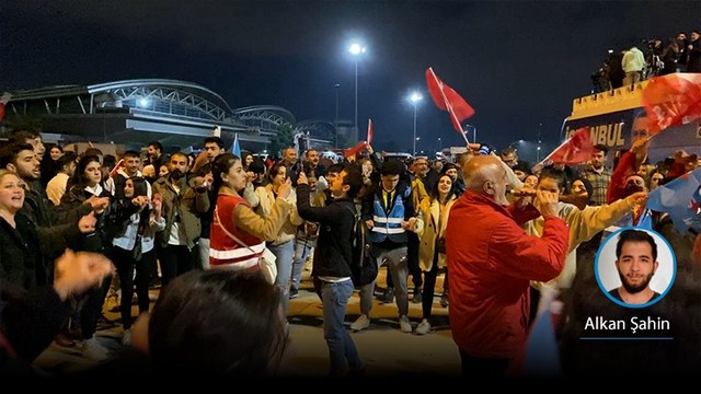 Taşlı saldırıya uğrayan İmamoğlu'na İstanbul'da halaylı karşılama: “Onların taşlarına oynayarak ve gülerek selamlarımızı gönderiyoruz”