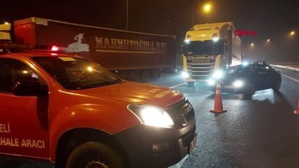ANADOLU OTOYOLU'NDA TIR'A ÇARPAN OTOMOBİLDEKİ 4 KİŞİ YARALANDI; İSTANBUL YÖNÜ ULAŞIMA KAPANDI