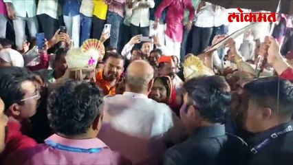 भर पावसात शरद पवारांची लग्नसमारंभाला हजेरी