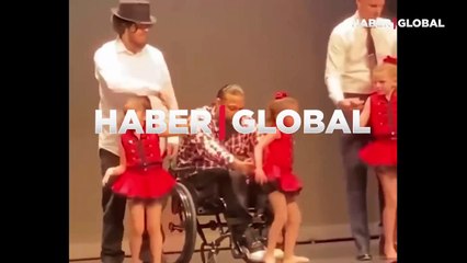 Her şeye rağmen kızının yanında olan baba, milyonları duygulandırdı