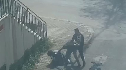 Video herunterladen: Tuzla'da boşanma aşamasındaki eşini zorla eve götürmek istedi