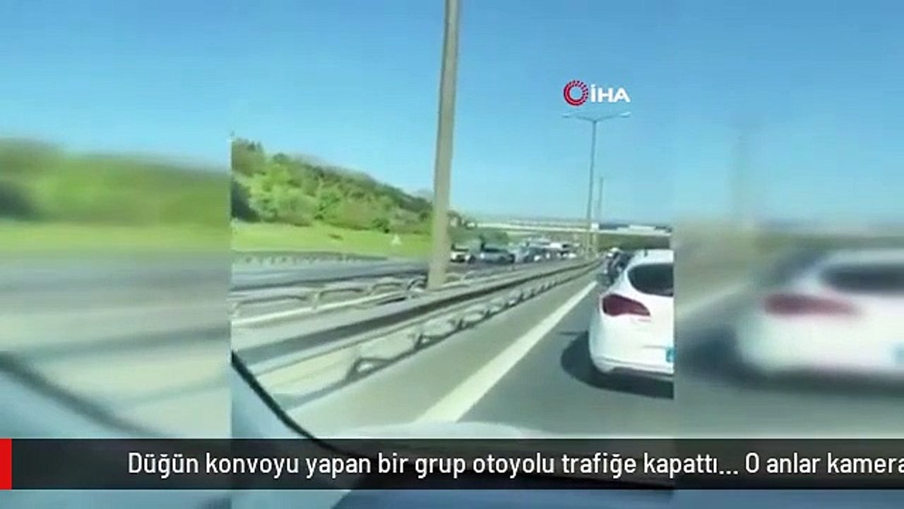 Düğün konvoyu yapan bir grup otoyolu trafiğe kapattı... O anlar kamerada