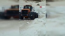 Hakkari'de Mayıs ayında iş makinesinin boyunu geçen karlı yollarda çalışma