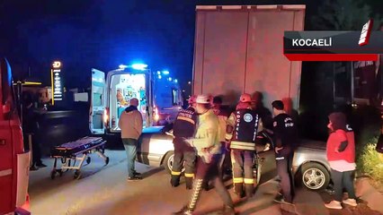 Kocaeli'de otomobil park halindeki tırın altına girdi