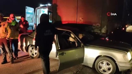 Otomobil, park halindeki tırın altına girdi