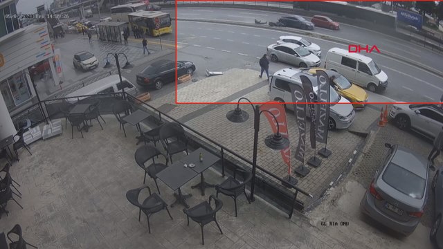 İstanbul'da otomobilin çarptığı motosikletli metrelerce sürüklendi