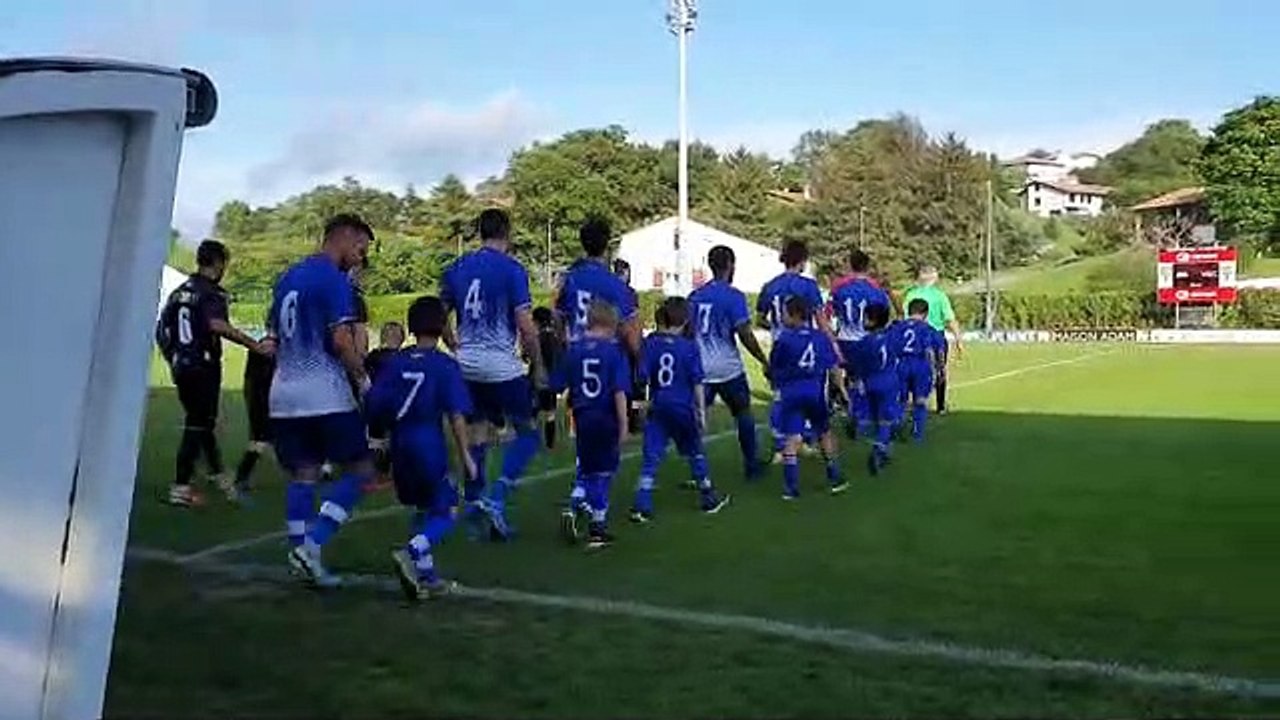 L'entrée des U9 d'HIRIBURUKO AINHARA et de l'ARIN LUZIEN lors de la rencontre ARIN-HIRIBURU