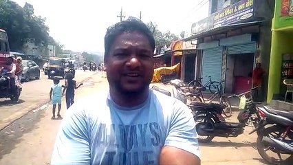 ब्रेकर पर ट्रक से बीयर की पेटियां गिरीं, लूटने के लिए मची होड़