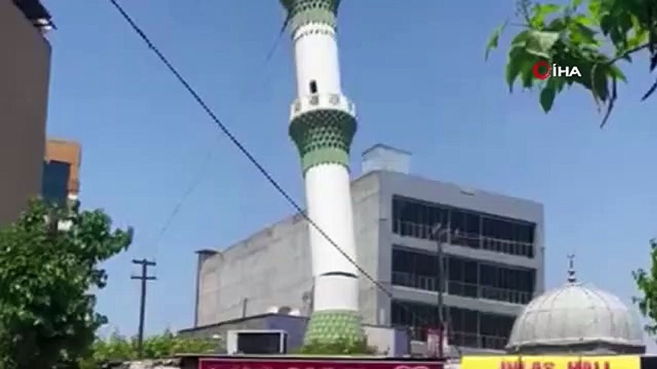 Batman'da 50 yıllık caminin minaresi kontrollü olarak böyle yıkıldı