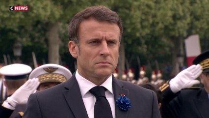 Cérémonies du 8-Mai : Emmanuel Macron a déposé une gerbe devant la statue du général de Gaulle